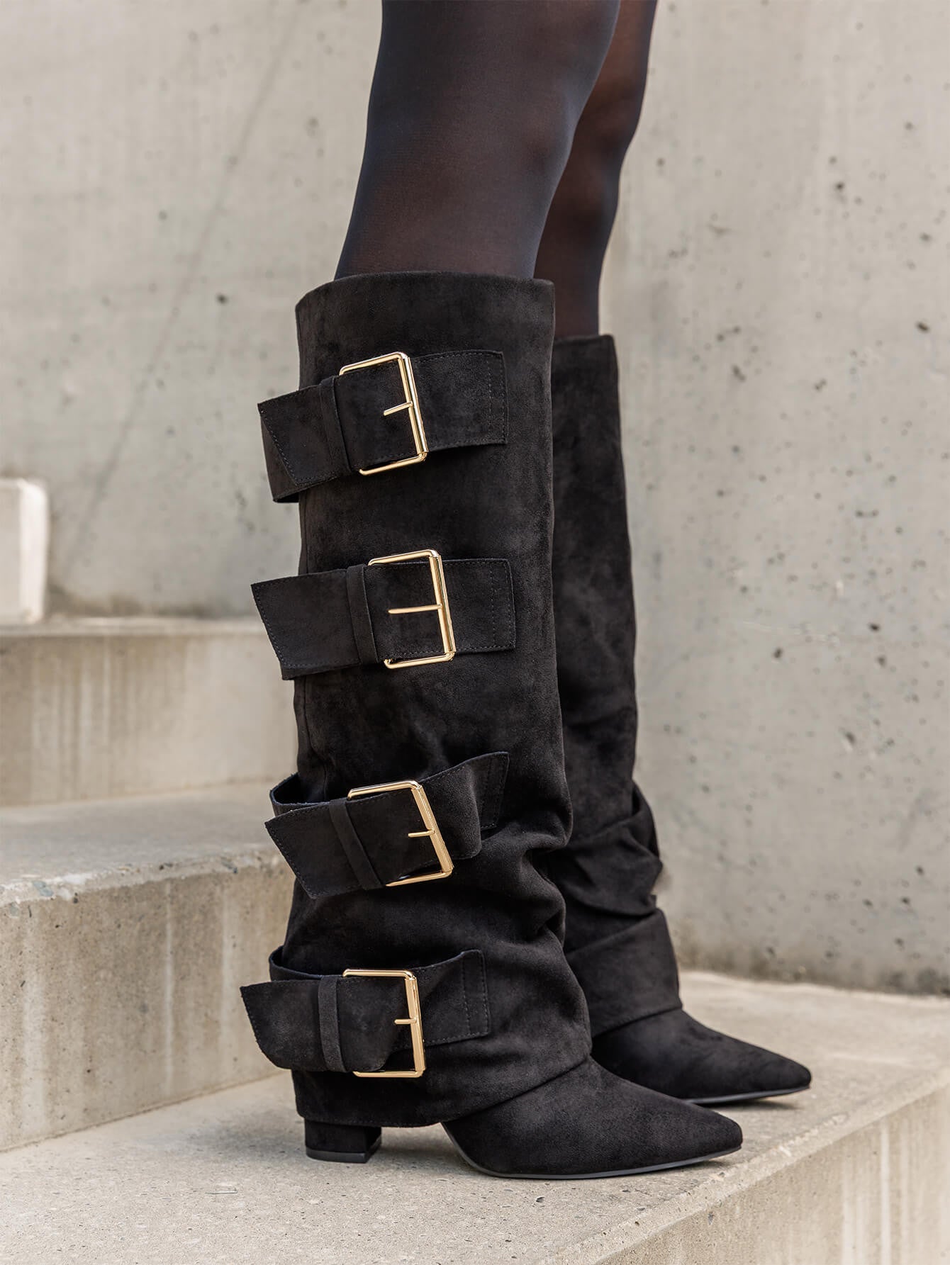 BOTTES NOIRES À GRANDES BOUCLES – STYLE GLAM CHIC - Casualmode.fr