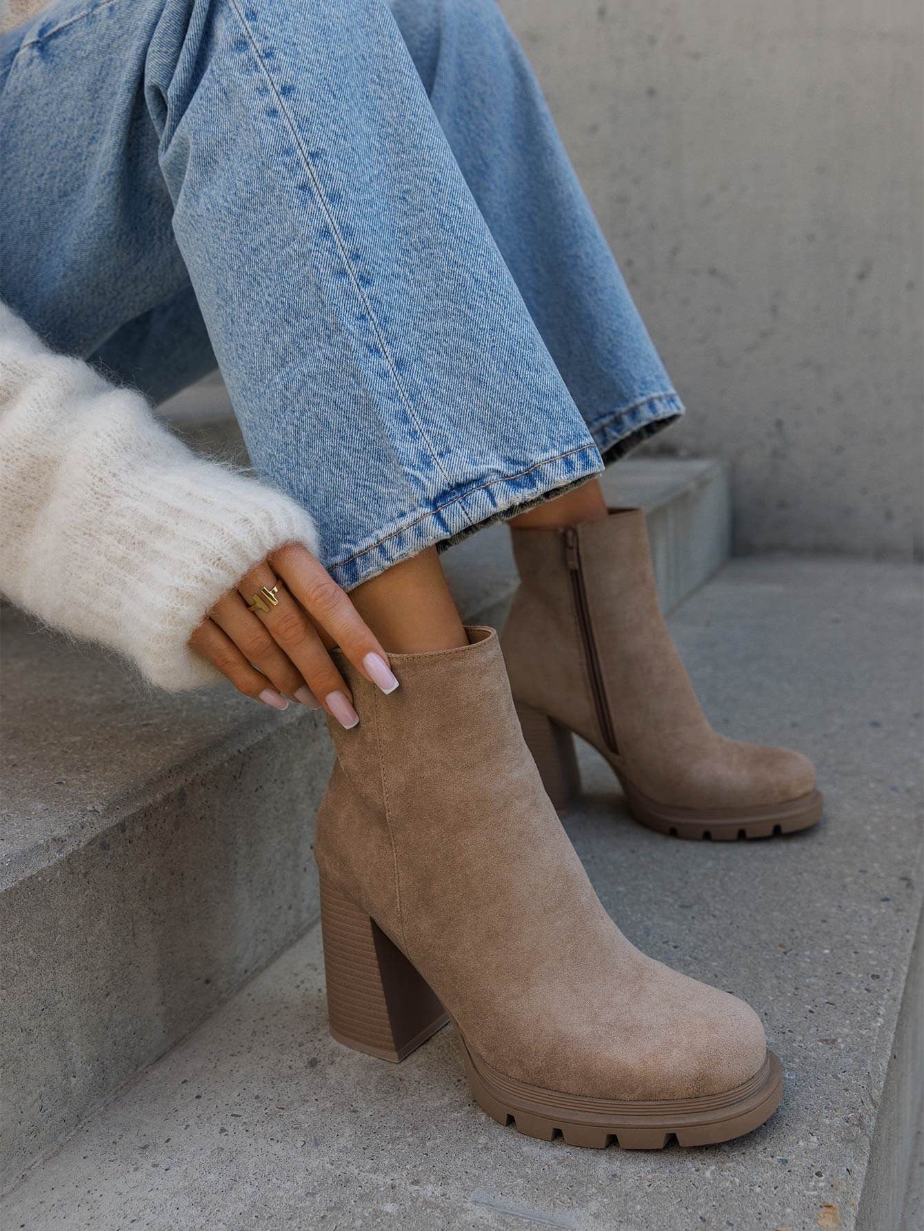 BOTTINES BEIGE À TALON ÉPAIS EN SUÉDINE - Casualmode.fr