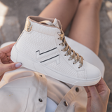 BASKETS MONTANTES BLANC & LACETS DORES