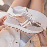 BASKETS BLANCHES ET DORÉ ROSÉ À LACETS