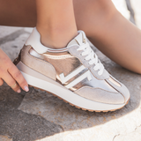 BASKETS BLANCHES ET DORÉ ROSÉ À LACETS