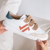 BASKETS BLANCHES À SCRATCHS DÉTAILS PAILLETÉS ORANGÉS