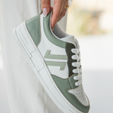 BASKETS BLANCHES ET VERT SAUGE À LACETS