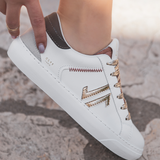 BASKETS BLANCHES DÉTAILS DORÉS & LACETS TEXTURÉS