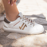 BASKETS BLANCHES DÉTAILS DORÉS & LACETS TEXTURÉS