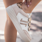 BASKETS BLANCHES À SCRATCHS ET DÉTAIL LÉOPARD