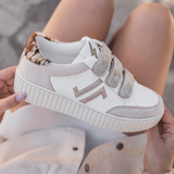 BASKETS BLANCHES À SCRATCHS ET DÉTAIL LÉOPARD