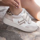 BASKETS BLANCHES À SCRATCHS ET DÉTAIL LÉOPARD