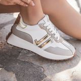 BASKETS BLANCHES ET BEIGE DÉTAILS DORÉS